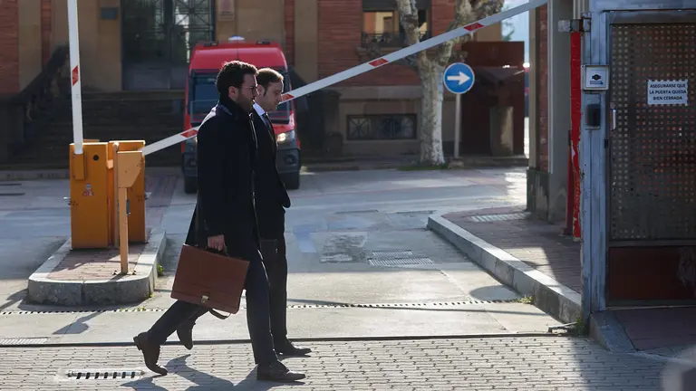 Los agricultores detenidos por el intento de asalto al Parlamento han acudido a la comisar&iacute;a de la Polic&iacute;a Foral en Beloso en calidad de detenidos y posteriormente han sido trasladados al Palacio de Justicia de Navarra para declarar ante el juzgado de instrucci&oacute;n, I&Ntilde;IGO ALZUGARAY