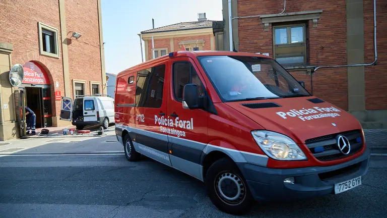 Un coche patrulla del a Policía Foral en la comisaría de Beloso.IÑIGO ALZUGARAY