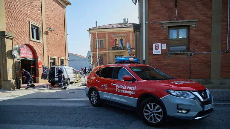 Un coche patrulla del a Policía Foral en la comisaría de Beloso. IÑIGO ALZUGARAY