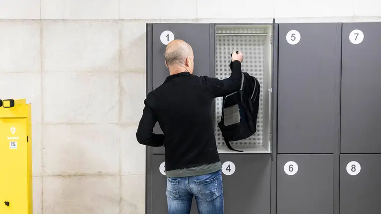 La nueva consigna-aparcamiento de bicicletas con taquillas y espacio para equipaje en Pamplona. AYUNTAMIENTO DE PAMPLONA