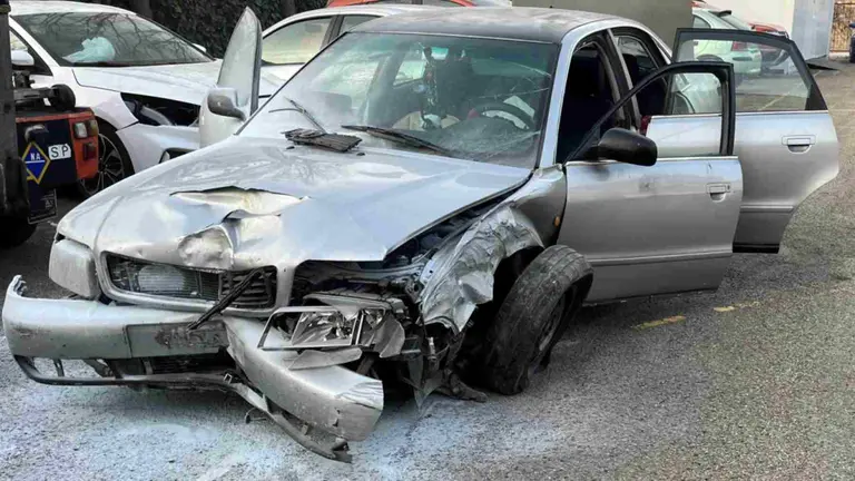 Estado en el que ha quedado el coche tras chocar con las farolas de puente. POLIC&Iacute;A LOCAL DE TUDLA