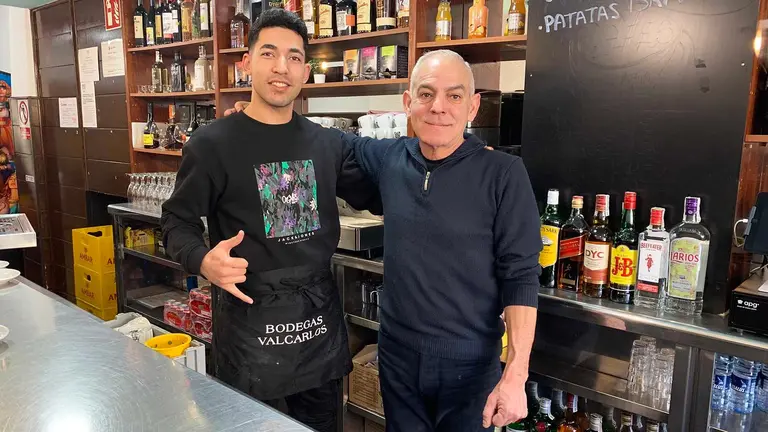 Chahid Lahmaj y Luis Alberto Gonz&aacute;lez en el bar Chiki de Pamplona. Navarra.com
