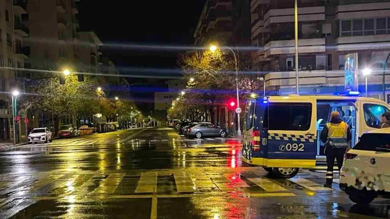 Una patrulla de la Polic&iacute;a Municipal atendiendo el suceso en el barrio de San Juan. POLIC&Iacute;A MUNICIPAL DE PAMPLONA