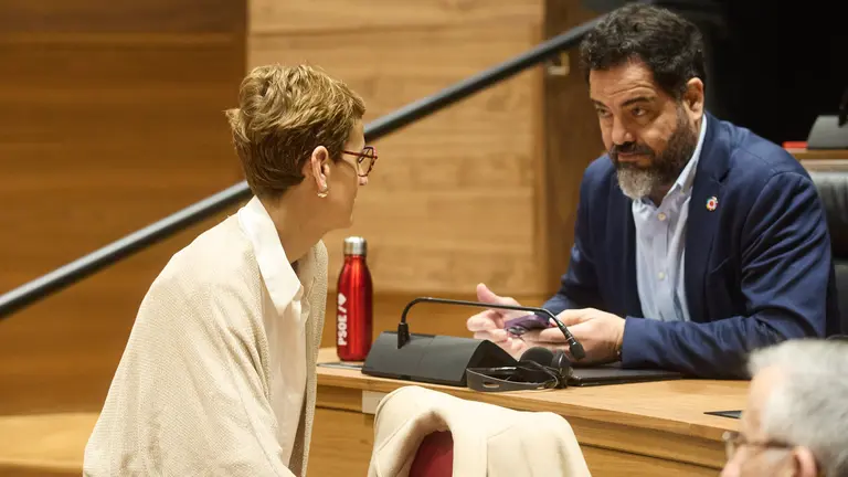 Mar&iacute;a Chivite y Ram&oacute;n Alz&oacute;rriz durante el Pleno del Parlamento de Navarra. I&Ntilde;IGO ALZUGARAY