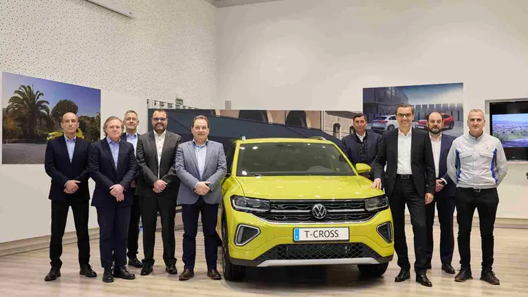 De izquierda a derecha, Miguel &Aacute;ngel Grijalba (director de
Producci&oacute;n), Ram&oacute;n Bult&oacute; (director de &Aacute;rea T&eacute;cnica de Producto), Holger
Schulz (director de Finanzas&IT), David Garc&iacute;a (director de Ingenier&iacute;a de
Planificaci&oacute;n), Javier Mu&ntilde;oz (director de Calidad), Kai Feuerherdt (director
de Recursos Humanos), Michael Hobusch (presidente de Volkswagen
Navarra), Alfonso Eslava (director de Log&iacute;stica) y Alfredo Morales
(presidente del Comit&eacute; de Empresa). VW NAVARRA