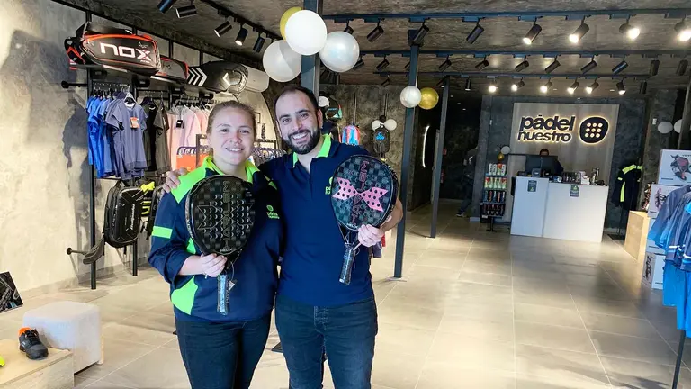 Fiorella Requena y el navarro Andr&eacute;s Urra en la tienda P&aacute;del Nuestro en Mutilva. Navarra.com