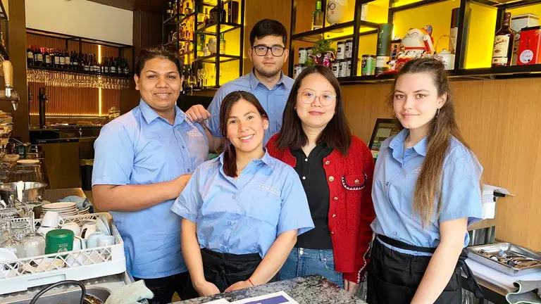 La china Shuyun, en el centro, con su equipo de trabajo en el bar Amaya: Arm&iacute;n, Paola, Jorge y Sheyla. Navarra.com