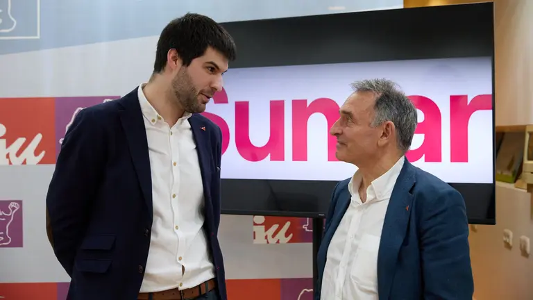 El diputado de Izquierda Unida y portavoz adjunto de Sumar, Enrique Santiago, y el coordinador general de IUN, Carlos Guzm&aacute;n, comentan la reforma de la Lorafna para el traspaso de las competencias de tr&aacute;fico a Navarra. I&Ntilde;IGO ALZUGARAY