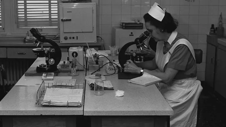 Imagen de Sagrario Aguinaga en 1973, en el laboratorio de Hematolog&iacute;a de la Cl&iacute;nica. CL&Iacute;NICA UNIVERSIDAD DE NAVARRA