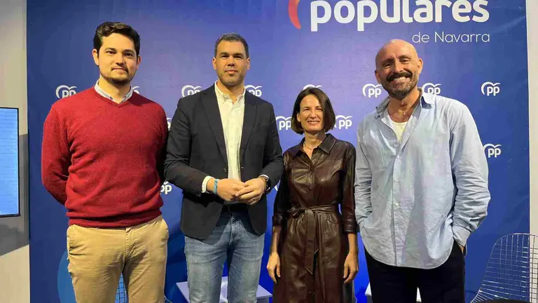 El presidente de NNGG Navarra, Carlos Jim&eacute;nez; el presidente del PPN, Javier Garc&iacute;a, la parlamentaria Irene Royo y e&ntilde; secretario cultural del PP, Jaime de los Santos. - PARTIDO POPULAR DE NAVARRA