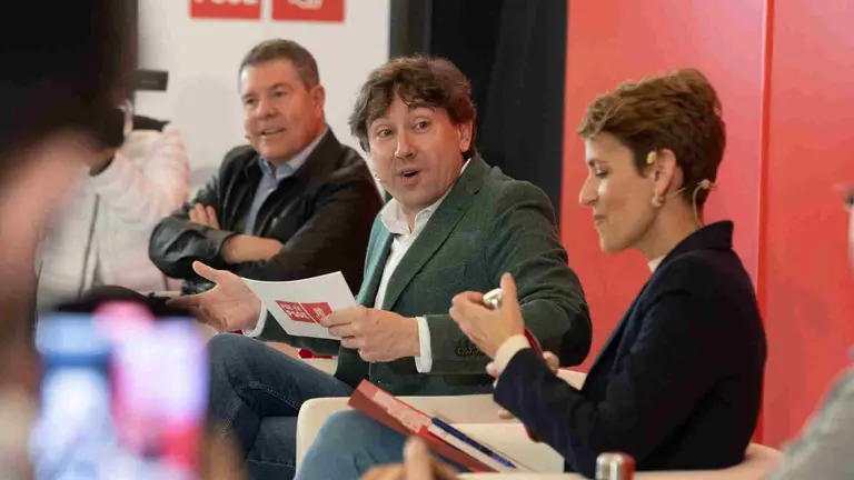 El candidato del PSE a lehendakari, Eneko Andueza (2i), junto a los presidentes auton&oacute;micos socialistas, Emiliano Garc&iacute;a-Page (i), Mar&iacute;a Chivite (2d), y Adri&aacute;n Barb&oacute;n (d), durante un encuentro celebrado este s&aacute;bado en San Sebasti&aacute;n. EFE/Juan Herrero.