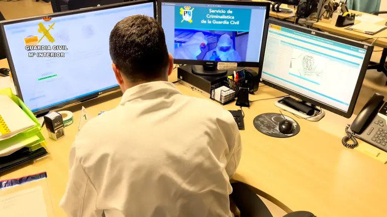Fotograf&iacute;a de un investigador de la Guardia Civil trabajando. GUARDIA CIVIL