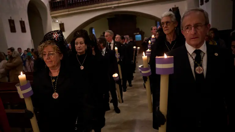 La Corporaci&oacute;n municipal junto con la Hermandad de la Pasi&oacute;n participan en la Funci&oacute;n de las Cinco Llagas en la Iglesia de San Agust&iacute;n. PABLO LASAOSA