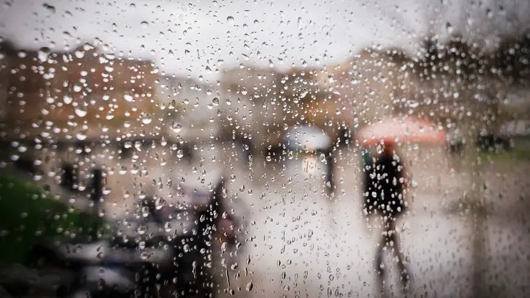 Una persona camina bajo una intensa lluvia este viernes en Pamplona en una jornada en la que la vertiente cant&aacute;brica de Navarra y el Pirineo se encuentran en aviso amarillo por precipitaciones y acumulaci&oacute;n de nieve, una situaci&oacute;n que pondr&iacute;a en riesgo la procesi&oacute;n de Viernes Santo de Pamplona as&iacute; como otros actos de Semana Santa a lo largo y ancho de la comunidad Foral. EFE/ Villar L&oacute;pez