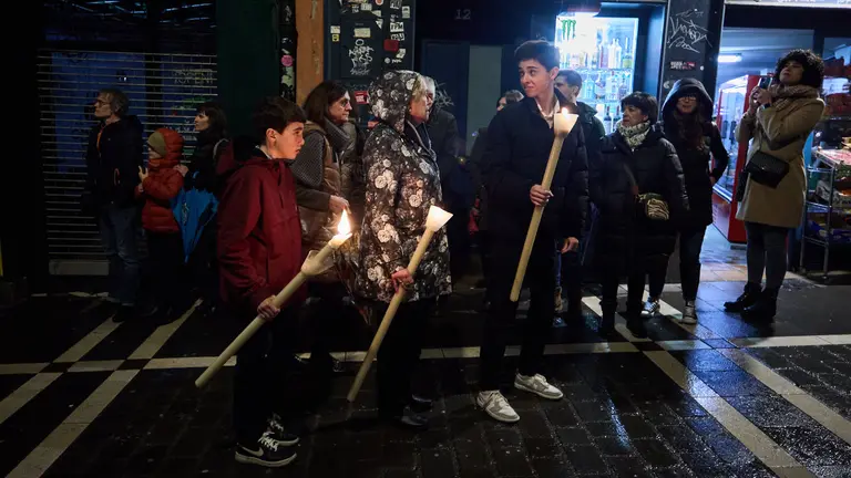 Retorno del paso de La Dolorosa desde la Catedral de Pamplona hasta la iglesia de San Lorenzo tras la suspensi&oacute;n de la procesi&oacute;n de Viernes Santo debido a la lluvia y que ha obligado a cubrir la imagen con un impermeable de 'Goretex'. I&Ntilde;IGO ALZUGARAY