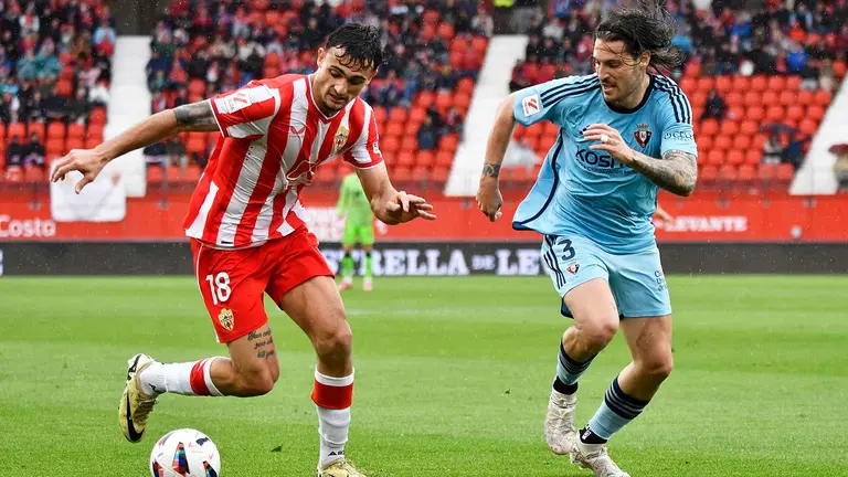 El defensa de la U.D. Almer&iacute;a Marc Pubill disputa un balon con el defensa de Osasuna Juan Cruz, durante el partido de LaLiga de la jornada 30 disputado esta tarde en el Power Horse Stadium de Almer&iacute;a. EFE / Carlos Barba
