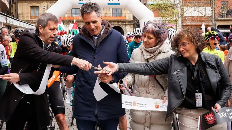 GRAFCAV643. ESTELLA, 30/03/2024.- El corredor del Cofidis, Ion Izagirre (i), &uacute;ltimo vencedor del Gran Premio Miguel Indur&aacute;in, saluda a los aficionados durante la salida este s&aacute;bado en Estella de una nueva edici&oacute;n de la cl&aacute;sica ciclista que en esta ocasi&oacute;n cuenta con un recorrido de 198 kil&oacute;metros y 11 equipos participantes. EFE/Villar L&oacute;pez