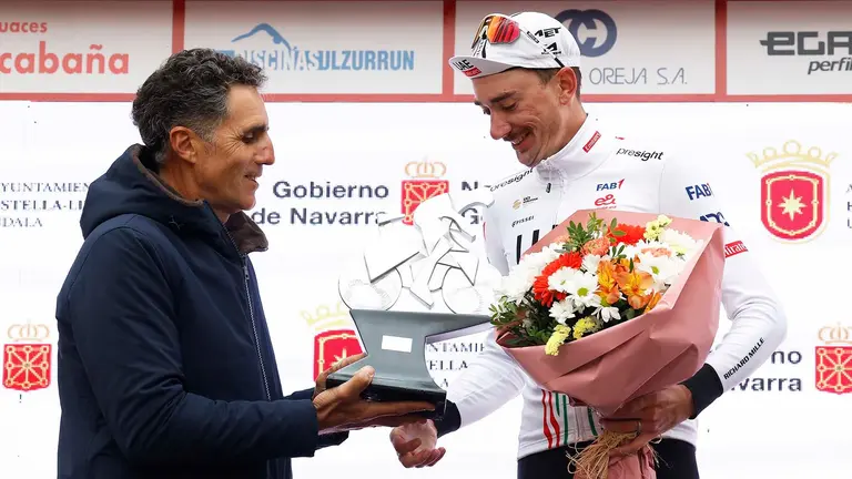 El estadounidense Brandon McNulty (d) (UAE Emirates), recibe el trofeo de ganador de manos del exciclista Miguel Indurain, en el Gran Premio Miguel Induráin-Laboral Kutxa 2024 este sábado en Estella.- EFE/ Villar Lopez