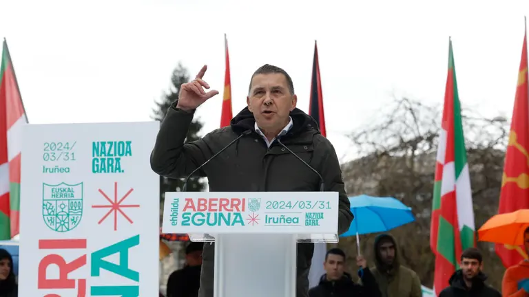 El coordinador general de EH Bildu, Arnaldo Otegui, durante su intervenci&oacute;n EH Bildu en una manifestaci&oacute;n multitudinaria por las calles de Pamplona con motivo del Aberri Eguna (d&iacute;a de la patria vasca). EFE/ Villar Lopez