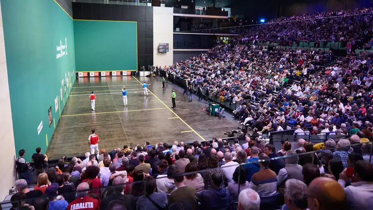 Peio Etxeberria y Jos&eacute; Javier Zabaleta conquistan la txapela del Campeonato de Parejas de Pelota Mano en el front&oacute;n del Navarra Arena despu&eacute;s de derrotar en la final a Jokin Altuna y Julen Martija por 20-22. I&Ntilde;IGO ALZUGARAY