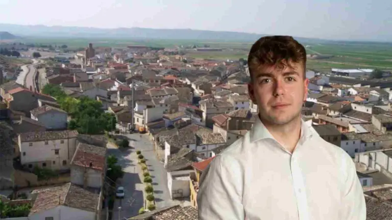 El concejal de UPN de Arguedas, David Bienzobas sobre una vista a&eacute;rea de su localidad.
