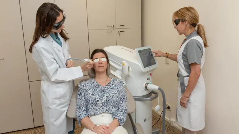 La Cl&iacute;nica Universidad de Navarra destaca la eficacia de la luz pulsada intensa para tratar los ojos secos. CUN/MANUEL CASTELLS CLEMENTE