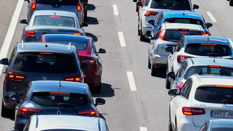 Imagen de archivo de veh&iacute;culos y coches en una autopista / autov&iacute;a durante una operaci&oacute;n salida, con tr&aacute;fico intenso. EFE/ Alejandro Garc&iacute;a