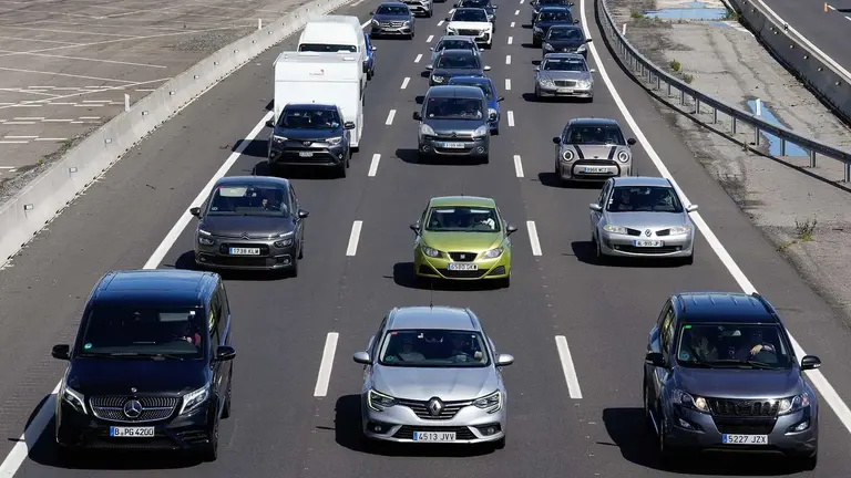 Imagen de archivo de veh&iacute;culos y coches en una autopista / autov&iacute;a durante una operaci&oacute;n salida, con tr&aacute;fico intenso. EFE/ Alejandro Garc&iacute;a