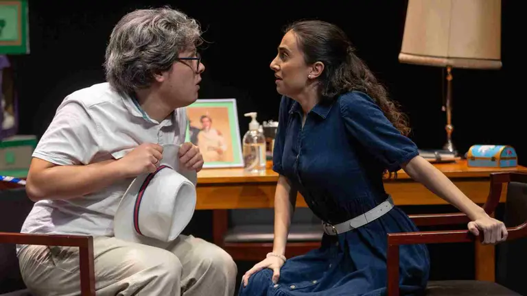 Dos de los actores de "Los &aacute;rboles mueren de pie" en el estreno de la obra de teatro. MUTIS POR EL FORO