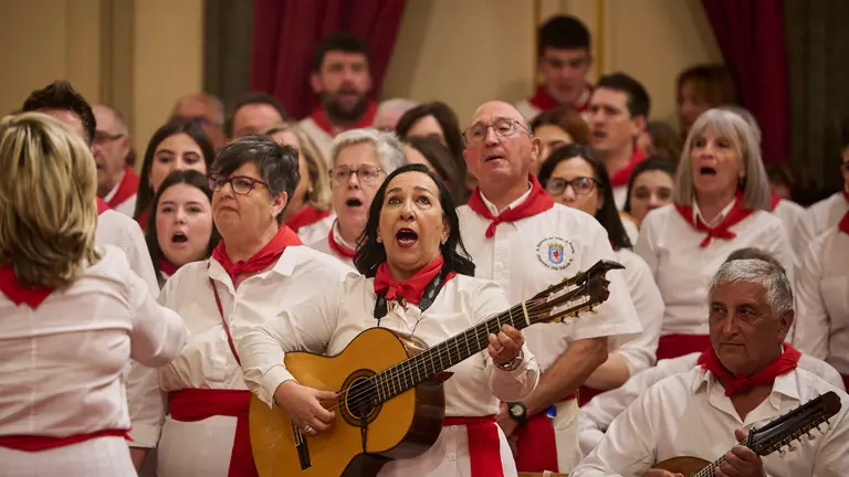 Cuarto peldaño de la Misa de escalera de San Fermín 2024 por el  4 de abril con la participación de más de 20 escuelas de jotas de Navarra. PABLO LASAOSA