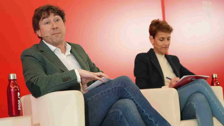 El secretario general del PSE-EE y candidato a Lehendakari, Eneko Andueza, y la presidenta de Navarra, Mar&iacute;a Chivite, durante un acto del PSE-EE, en el Hotel Costa Vasca, a 22 de marzo de 2024, en San Sebasti&aacute;n, Guip&uacute;zcoa, Pa&iacute;s Vasco (Espa&ntilde;a). Eneko Andueza es el candidato a Lehendakari por el PSE-EE para las pr&oacute;ximas elecciones vascas del 21 de abril. EUROPAPRESS