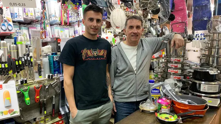 Telmo Sanz y su padre Enrique Sanz en la Ferreter&iacute;a Sanz en la calle Mayor de Pamplona. Navarra.com