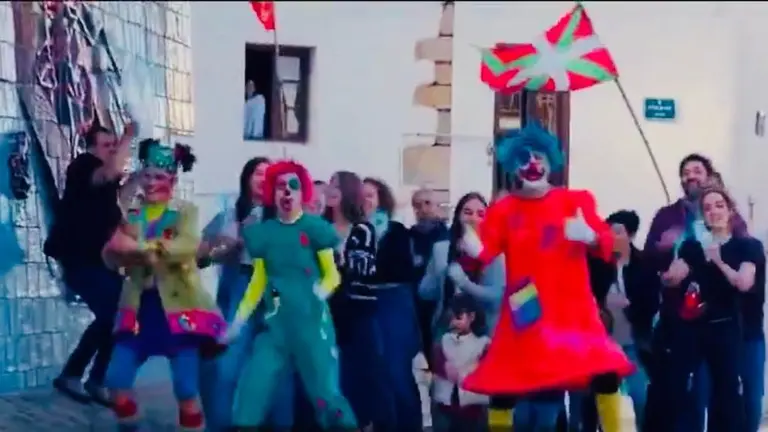 Fotograma del v&iacute;deo protagonizado por los payasos Pirritx, Porrots y Marimotots, en el que piden en una canci&oacute;n infantil la excarcelaci&oacute;n de los presos de ETA.