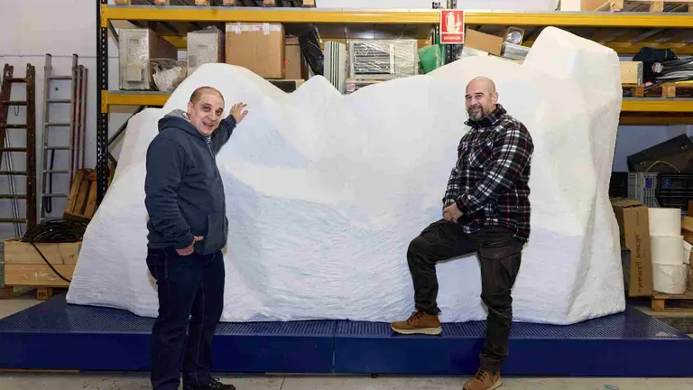 Joaqu&iacute;n y Santiago Galv&aacute;n ante el iceberg artificial que viajar&aacute; a Australia. GALV&Aacute;N FR&Iacute;O INDUSTRIAL
