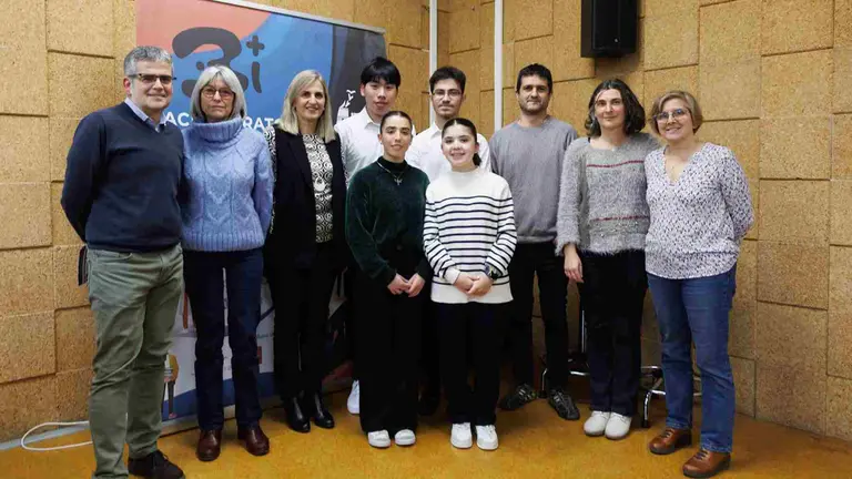 Profesorado de la UPNA y del IES Plaza de la Cruz, tras la defensa de sus trabajos. UPNA