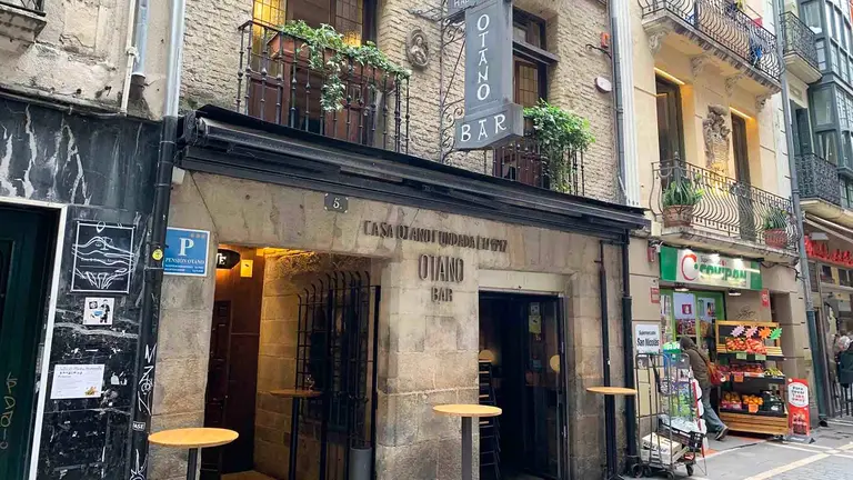 Fachada del bar restaurante Casa Otano en la calle San Nicol&aacute;s de pamplona. Navarra.com