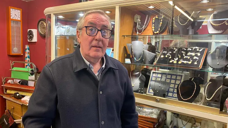 Juan Jos&eacute; P&eacute;rez Alfaro en su joyer&iacute;a de la calle Bajada de Javier 9 en Pamplona. Navarra.com