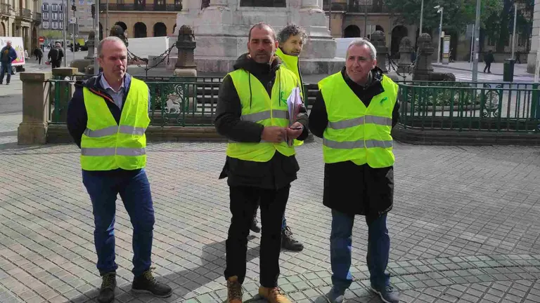 En el centro, Fran Jaso, representante de la Asociaci&oacute;n Semilla y Belarra, en la presentaci&oacute;n de esta nueva organizaci&oacute;n que agrupa a agricultores. EUROPA PRESS