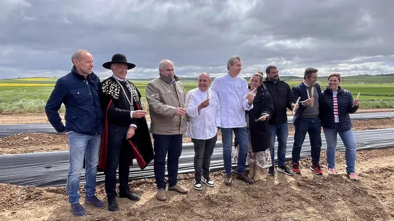 La chef valenciana Bego&ntilde;a Rodrigo (cuarta por la derecha), en la Cata del Primer Esp&aacute;rrago de Navarra este lunes en Arr&oacute;niz. GOBIERNO DE NAVARRA