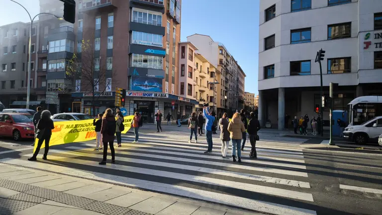 Piquete del sindicato Lab en Conde Oliveto en Pamplona. Navarra.com
