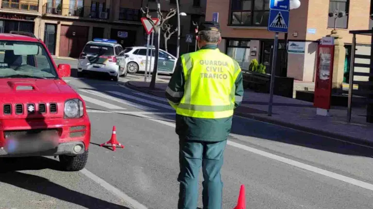 Un agente de la Guardia Civil ante el paso de peatones en el que han sido arrolladas las tres mujeres. GUARDIA CIVIL