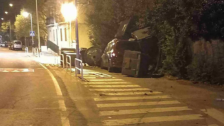 Uno de los contenedores acab&oacute; sobre el techo del coche. POLIC&Iacute;A MUNICIPAL DE PAMPLONA