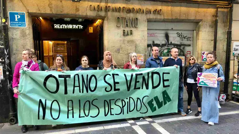 Trabajadores del Bar Otano protestan por el anuncio de cierre. &Iacute;&Ntilde;IGO ALZUGARAY