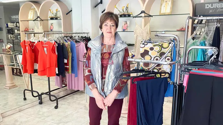 Yolanda Ripa en su tienda de lencer&iacute;a en el barrio de Azpilaga&ntilde;a en Pamplona. Navarra.com