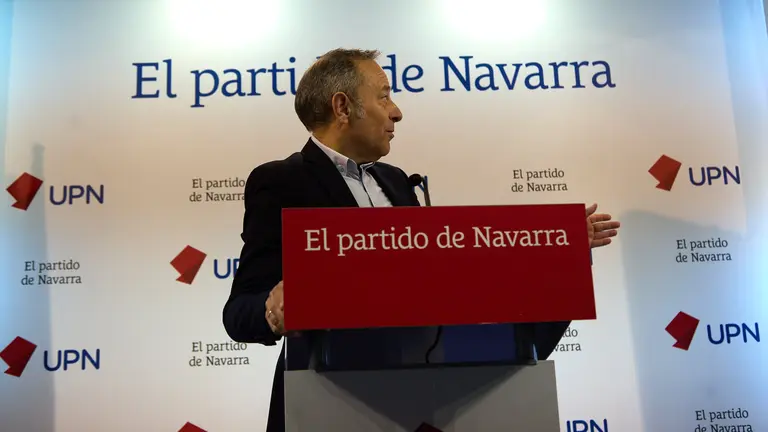 El parlamentario de UPN, Juan Luis Sánchez de Muniáin, comenta las presuntas irregularidades en relación con los estudios de cine construidos en Lekaroz. IÑIGO ALZUGARAY