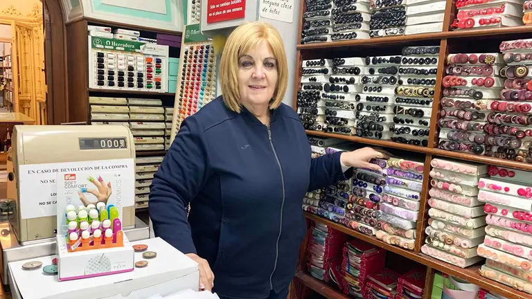 Paqui Etayo barriga en la Mercer&iacute;a Ferr&aacute;n de la calle Mayor en Pamplona. Navarra.com