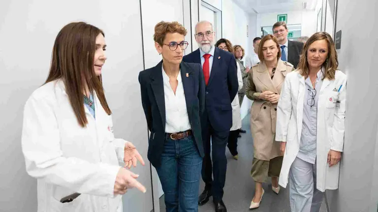 La Presidenta Chivite ha visitado el Área del Corazón del Hospital universitario de Navarra acompañada por la delegada del Gobierno en Navarra, Alicia Echeverría, y el consejero de Salud, Fernando Domínguez, junto con la directora del área, Virginia Álvarez. GOBIERNO DE NAVARRA
