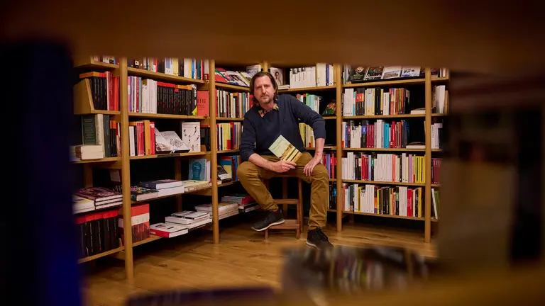 El periodista y escritor Eduardo Laporte presenta su libro, 'Navarra-Madrid', en la librer&iacute;a Walden de Pamplona. PABLO LASAOSA