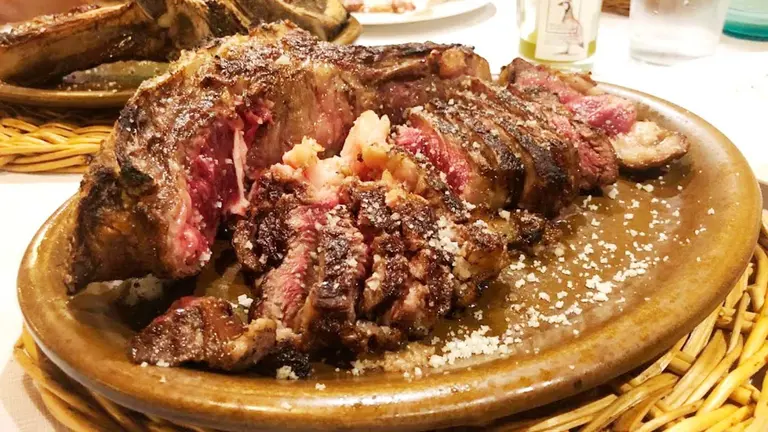 Un chulet&oacute;n partido en un plato. Facebook La Sidrer&iacute;a Asador Martintxo.