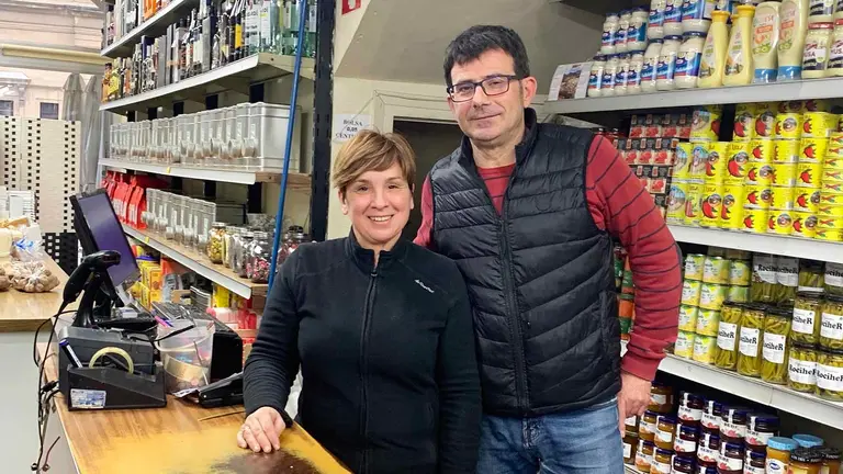 Marta Mart&iacute;nez y Andr&eacute;s Galdeano en la tienda Caf&eacute;s Lesaga en Estella. Navarra.com